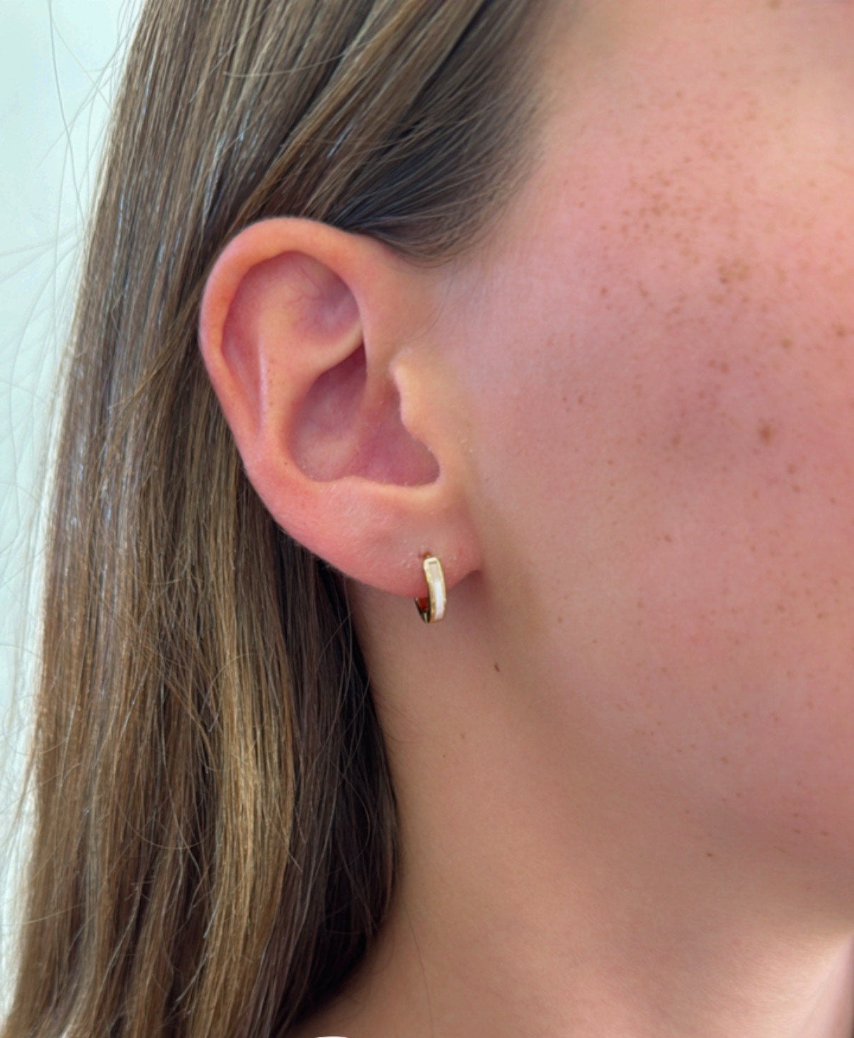 Shell Pearl Lined Huggie