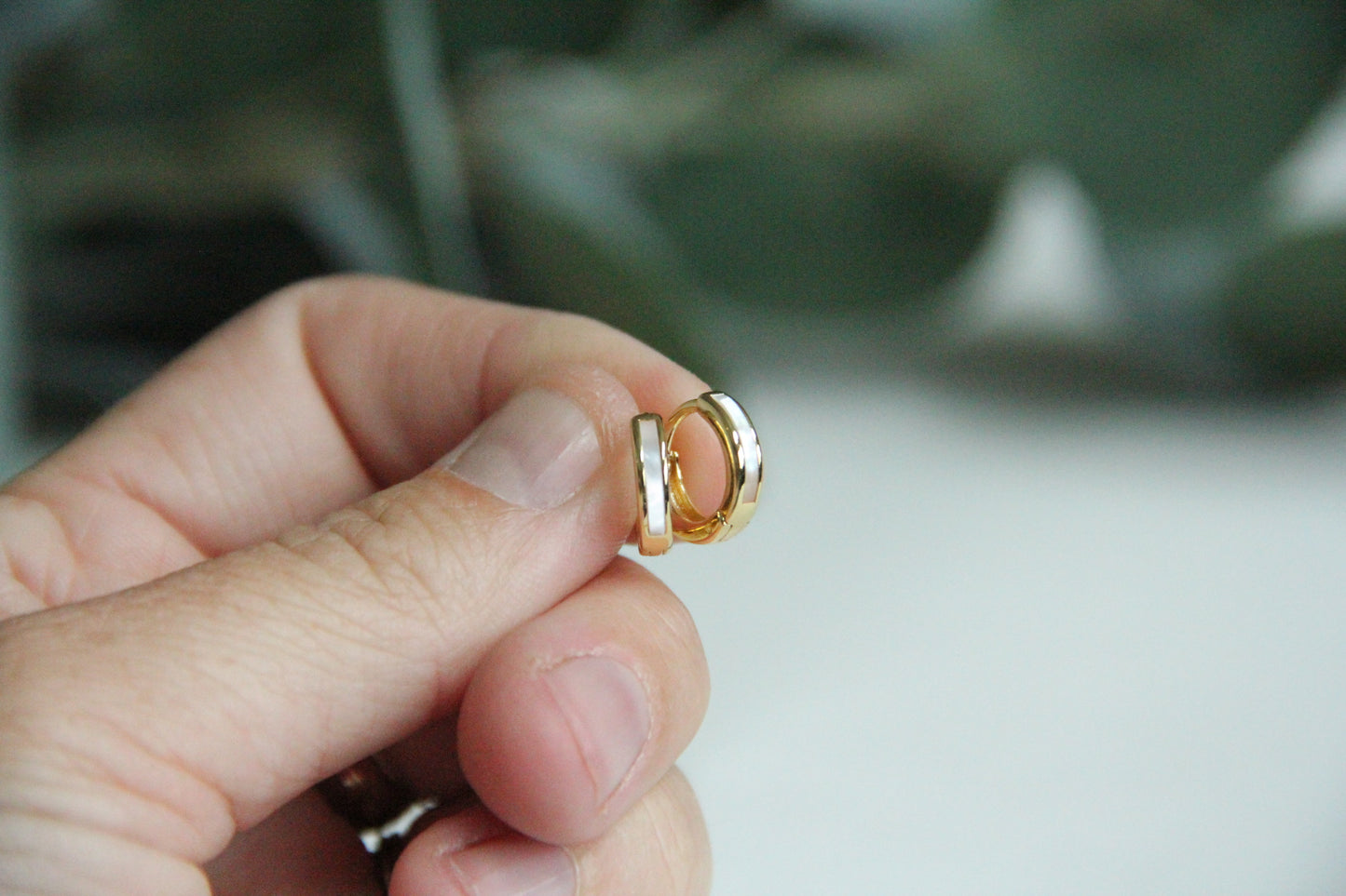 Shell Pearl Lined Huggie