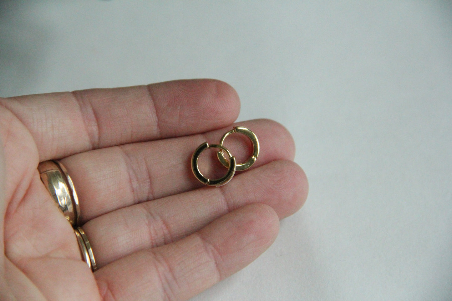 Shell Pearl Lined Huggie