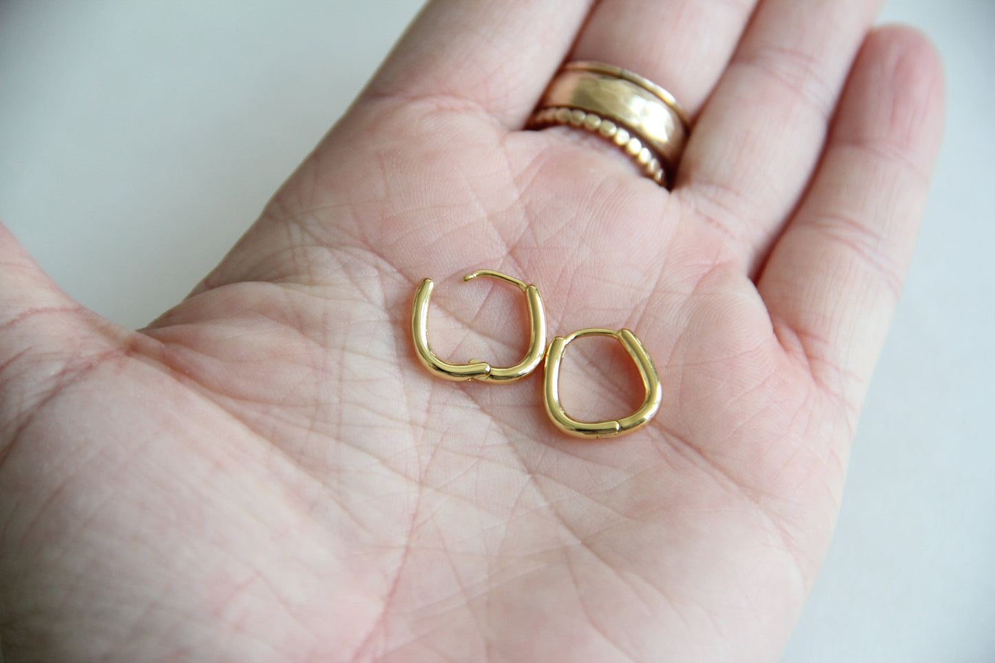 U-Shaped Oval Minimalist Huggies